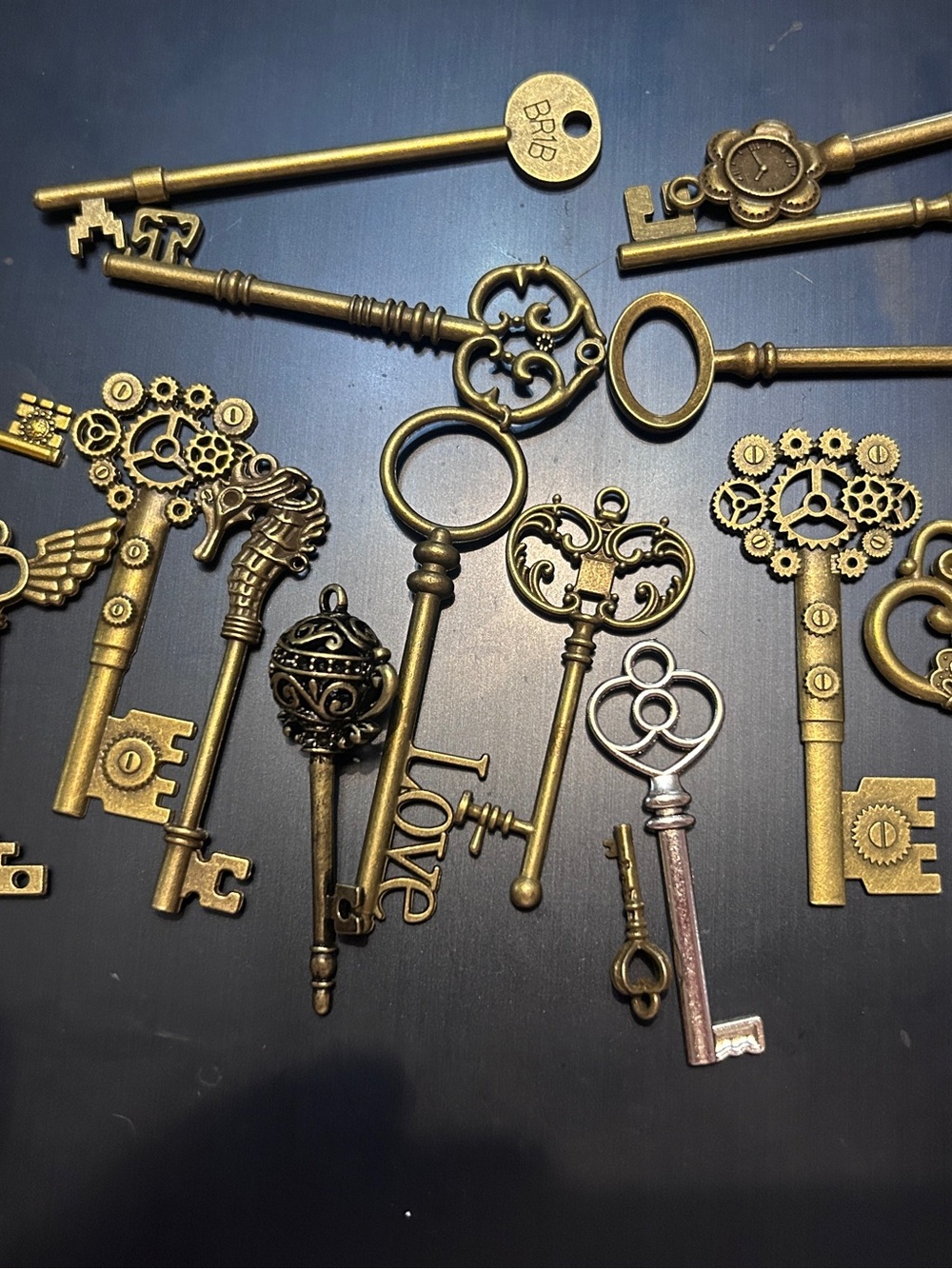 Vintage-Style Brass Decorative Skeleton Keys - Gold Set for steampunk Crafts - Picture 3 of 3